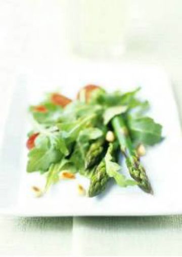 Salade d'asperges à la roquette, aux pignons de pin et au chorizo Salade d'asperges à la roquette, aux pignons de pin et au chorizo