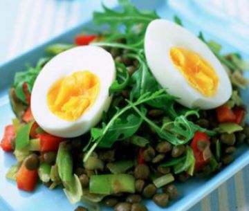 Oeufs cocotte sur poêlée de petits pois aux lardons et oignon rouge Oeufs cocotte sur poêlée de petits pois aux lardons et oignon rouge