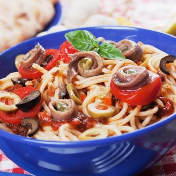 Spaghetti alla puttanesca Spaghetti alla puttanesca