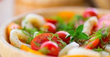 Salade d’encornets citronnés, tomate et poivron Salade d’encornets citronnés, tomate et poivron