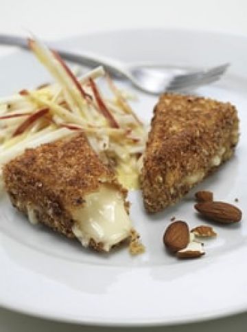 Reblochon pané aux amandes et salade pomme-céleri Reblochon pané aux amandes et salade pomme-céleri
