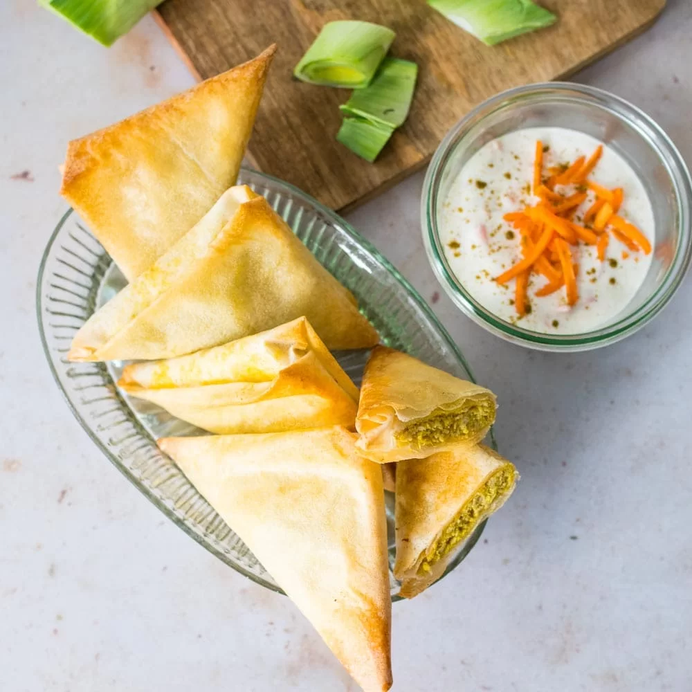 Samoussa dinde-poireau au curry, raïta de carottes Samoussa dinde-poireau au curry, raïta de carottes