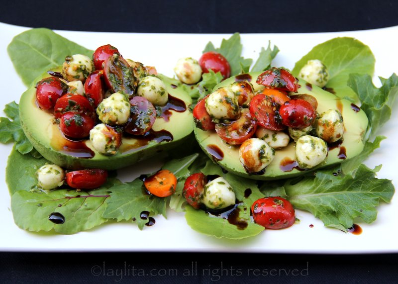 Salade caprese sur avocats Salade caprese sur avocats