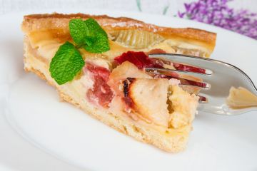 Tarte à la rhubarbe et à l'ananas à la crème d'amandes Tarte à la rhubarbe et à l'ananas à la crème d'amandes
