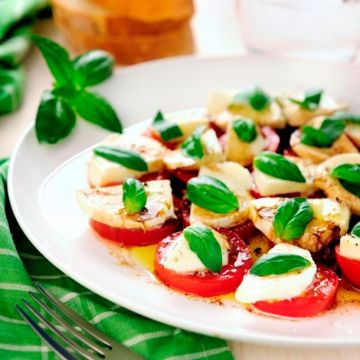 Salade de tomates à la mozzarella, au vinaigre balsamique Salade de tomates à la mozzarella, au vinaigre balsamique